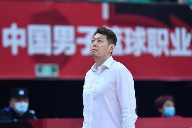 影片导演托德·菲利普斯执携主演华金·菲尼克斯、Lady Gaga亮相红毯现场。