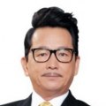 李恩雨身穿黑色抹胸裙大方露乳，还不时向在场影迷大放飞吻。